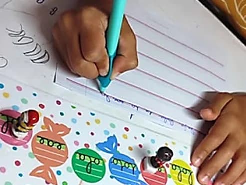 En séance, un exercice ludique d’écriture sur une fiche de bonbons colorés